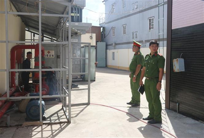 Đoàn Kiểm tra liên ngành kiểm tra một cơ sở kinh doanh ở Vĩnh Long. (Ảnh minh họa: Lê Thúy Hằng/TTXVN) Sửa thẩm quyền cấp Giấy Chứng nhận đủ điều kiện về an ninh, trật tự ảnh 1