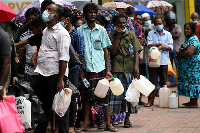 Người dân xếp hàng mua dầu hỏa tại Colombo (Sri Lanka) ngày 17/3/2022. (Ảnh: AFP/TTXVN) Lãnh đạo đối lập rút khỏi cuộc đua vào ghế tổng thống tại Sri Lanka ảnh 1