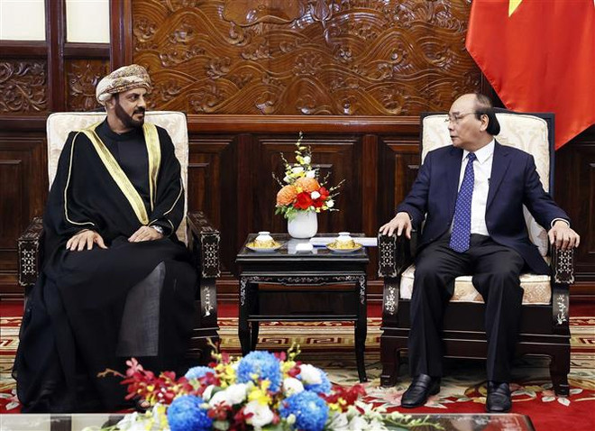 Chủ tịch nước Nguyễn Xuân Phúc tiếp Đại sứ Oman Saleh Mohamed Ahmed Al Suqri. (Ảnh: Thống Nhất/TTXVN) Chủ tịch nước Nguyễn Xuân Phúc tiếp Đại sứ Oman, Séc chào từ biệt ảnh 1