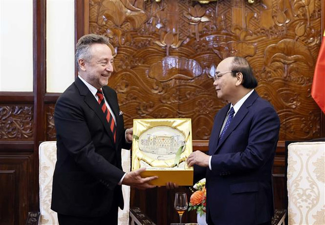 Chủ tịch nước Nguyễn Xuân Phúc tặng quà cho Đại sứ Cộng hòa Séc Vitezslav Grepl. (Ảnh: Thống Nhất/TTXVN) Chủ tịch nước Nguyễn Xuân Phúc tiếp Đại sứ Oman, Séc chào từ biệt ảnh 2