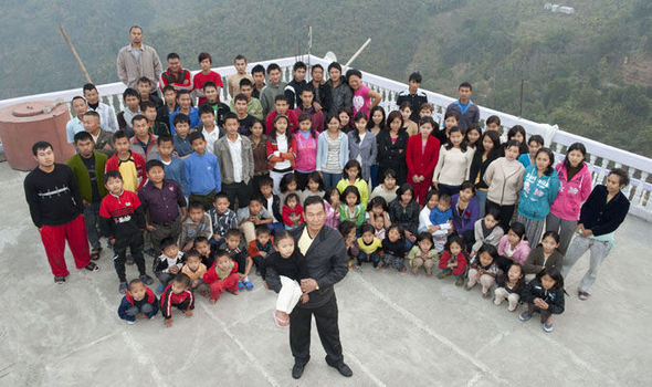 Người đàn ông có 39 vợ và 127 con cháu sống chung một mái nhà ảnh 3