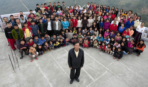 Người đàn ông có 39 vợ và 127 con cháu sống chung một mái nhà ảnh 1