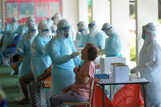 Nhân viên y tế lấy mẫu xét nghiệm COVID-19 cho người dân tại Bangkok, Thái Lan ngày 13/5/2021. (Ảnh: THX/TTXVN) Thái Lan ghi nhận số ca tử vong theo ngày cao nhất từ đầu dịch ảnh 1
