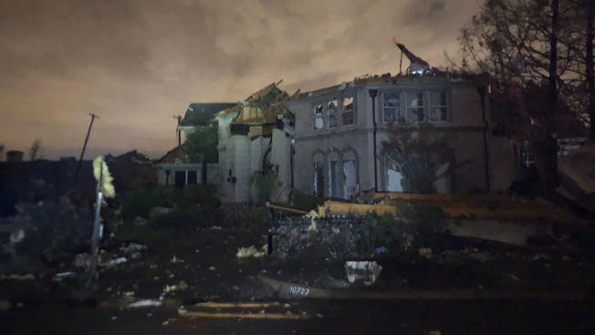 Mỹ: Bão mạnh quét qua Dallas, hàng trăm nghìn nhà mất điện ảnh 1