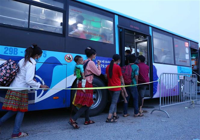 Người dân về từ các tỉnh phía Nam được phân vùng tại huyện Phú Xuyên (Hà Nội), để đưa lên xe buýt về địa phương. (Ảnh: Phạm Kiên/TTXVN) Công điện của Thủ tướng về việc tổ chức đưa đón người dân về quê ảnh 1