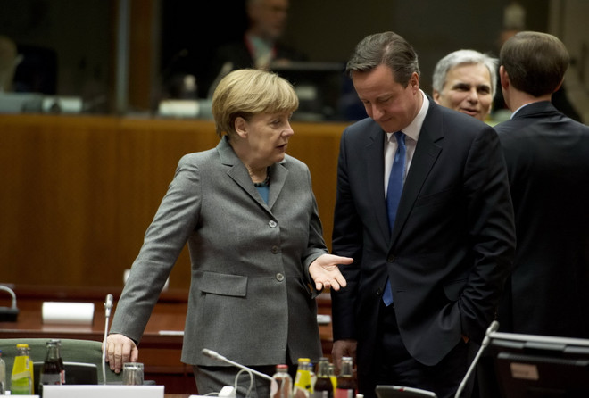 Thủ tướng Đức Angela Merkel (trái) và Thủ tướng Anh David Cameron tại hội nghị. (Nguồn: AFP/TTXVN) EU cân bằng giữa an ninh và tự do đi lại để chống khủng bố ảnh 1