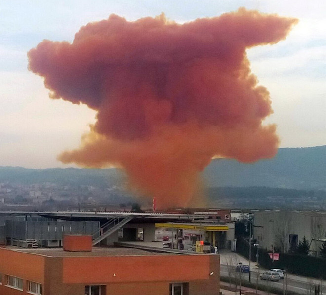 Nổ nhà máy hóa chất Tây Ban Nha gây ô nhiễm nghiêm trọng ảnh 1
