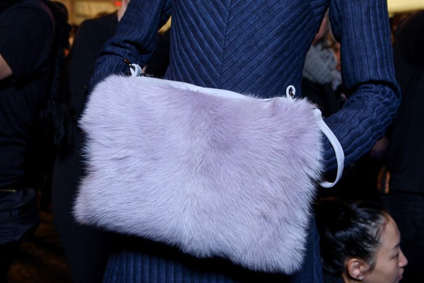 Bao tay lông thú đánh dấu sự trở lại với những biến tấu mới ảnh 8