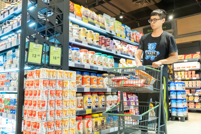 Sữa đặc Ông Thọ của Vinamilk được phân phối rộng rãi tại Quảng Châu (Trung Quốc). (Ảnh: Vi Nam/Vietnam+) Sữa chua Vinamilk tính đường tham gia thị trường tỷ đô tại Trung Quốc ảnh 1
