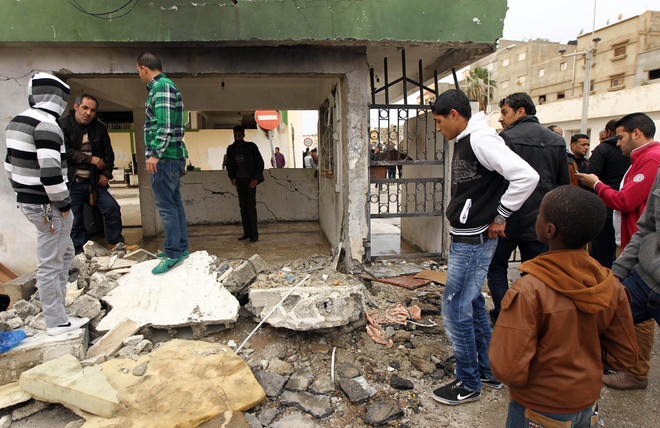 Hiện trường vụ nổ tại một tòa án khu vực al-Majora, phía nam Benghazi, Libya ngày 6/1. (Nguồn: AFP/TTXVN) Bạo lực gia tăng, QH Libya ban bố tình trạng khẩn cấp ảnh 1