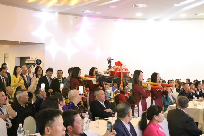 Nghi lễ dâng lễ vật bày tỏ lòng thành kính biết ơn với các Vua Hùng. (Ảnh: Việt Dũng/TTXVN) nguoi viet tai sec_gio to hung vuong 3.jpg