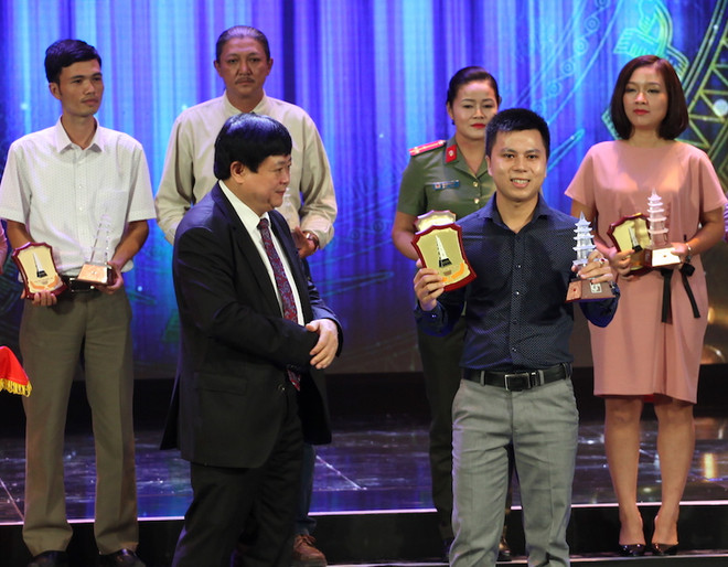 Tác giả Võ Mạnh Hùng, Báo điện tử VietnamPlus đoạt giải C với tác phẩm Cuộc chiến khô-mặn: Nỗi đau "kép" của hàng triệu người nông dân. (Ảnh: Doãn Đức/Vietnam+) Giải Báo chí quốc gia: VietnamPlus "thắng lớn" ở thể loại điện tử ảnh 2