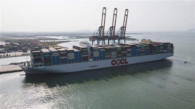 Siêu tàu container dài gần 400m cập cảng Piraeus của Hy Lạp ảnh 1