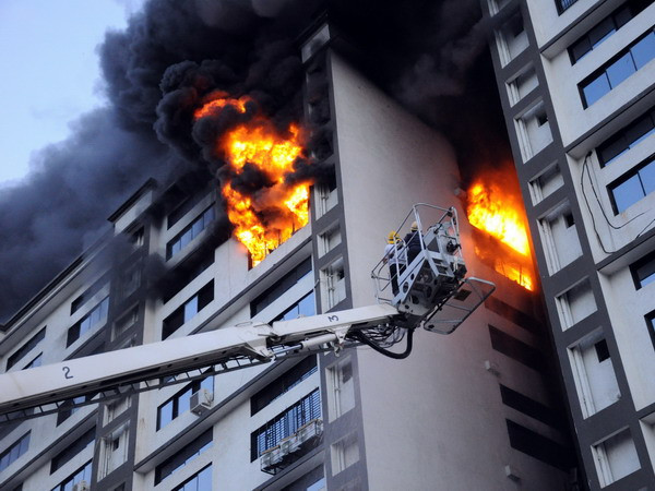 [Photo] Cháy tòa nhà thương mại cao tầng ở Ấn Độ ảnh 1