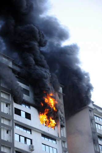 [Photo] Cháy tòa nhà thương mại cao tầng ở Ấn Độ ảnh 2