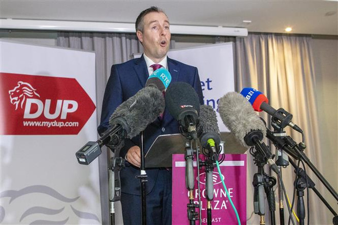 Thủ hiến Bắc Ireland từ chức để phản đối quy tắc thương mại hậu Brexit ảnh 1