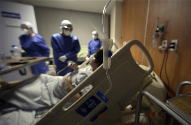 Điều trị cho bệnh nhân nhiễm COVID-19 tại Coacalco (Mexico). (Ảnh: AFP/TTXVN) Nguy cơ đột quỵ dễ xảy ra trong những ngày đầu mắc COVID-19 ảnh 1