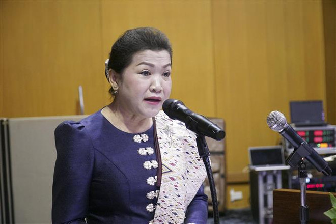 tiec tra_vientiane_nu can bo ngoai giao 2.jpg