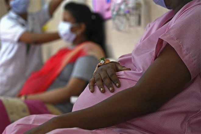 Phụ nữ mang thai chờ tiêm phòng vaccine ngừa COVID-19 tại Chennai (Ấn Độ), ngày 7/5/2021. (Ảnh: AFP/TTXVN) Vaccine của Pfizer-BioNTech không ảnh hưởng đến phụ nữ mang thai ảnh 1