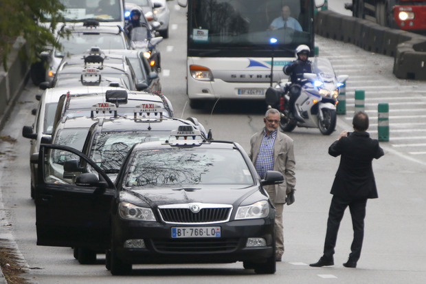 Hàng nghìn lái xe taxi Bỉ và Pháp biểu tình phản đối Uber ảnh 1