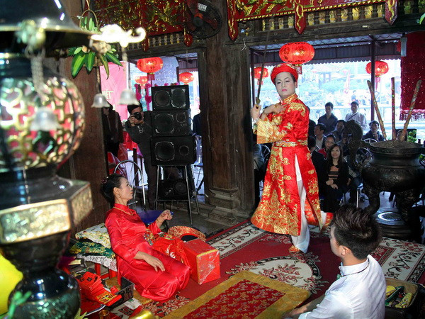 Hàng trăm thanh đồng, đào quan tụ hội chầu văn 2014 ảnh 1