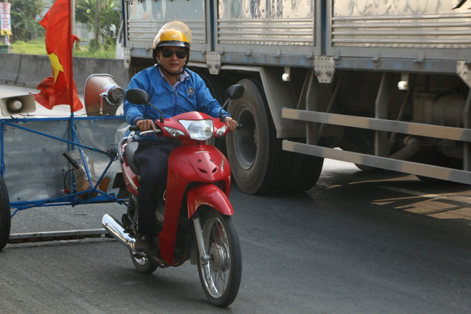 Cán bộ truyền thanh xã tự chế xe hút đinh trên Quốc lộ 1A ảnh 2