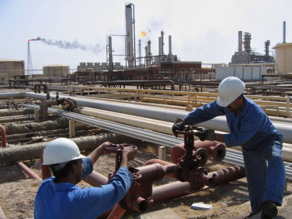 Giá dầu mỏ phục hồi sau khi rơi xuống mức thấp kỷ lục ảnh 1