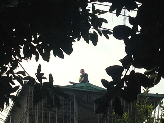 [Video] Thanh niên nghi ngáo đá nhất quyết không rời nóc nhà dân ảnh 1