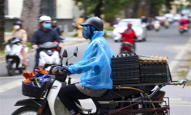 Đêm 1/4, các khu vực đều có mưa dông, Bắc Bộ và Bắc Trung Bộ trời rét ảnh 1