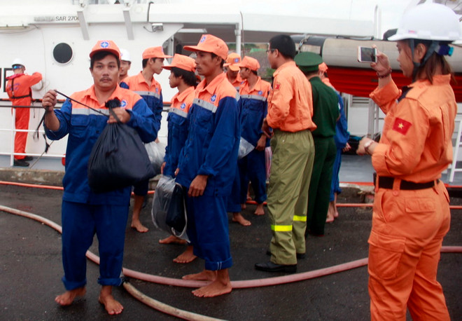 Cứu hộ an toàn 13 ngư dân gặp nạn trên đường tránh trú bão số 12 ảnh 1