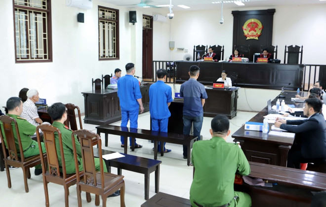Quang cảnh phiên tòa. (Ảnh: Thế Duyệt/TTXVN) ba cuu cong an huyen vu thu_dung nhuc hinh 2.jpg