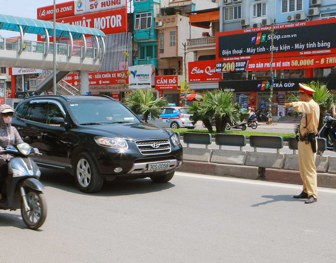 Xử nghiêm xe tư nhân mang trái phép phù hiệu của Bộ Công an ảnh 1