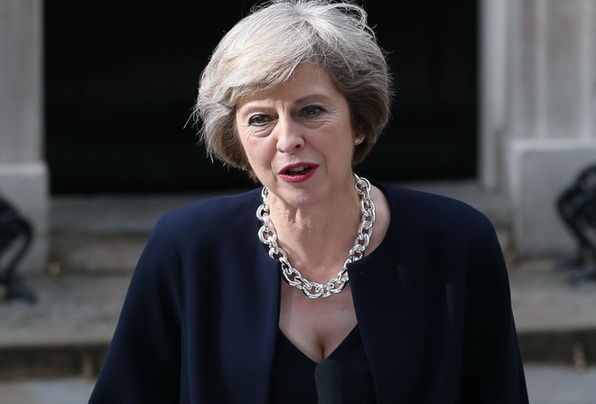 [Video] Nữ Thủ tướng Anh Theresa May trong ngày đầu tiên đi làm ảnh 1