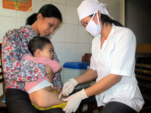 Hậu Giang khám cho trẻ trước khi tiêm vắcxin Quinvaxem ảnh 1