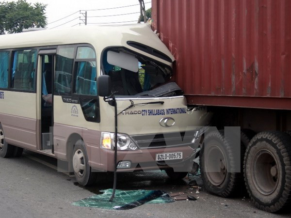 Xe khách va chạm xe tải ở Cam Ranh khiến 10 người thương vong ảnh 1