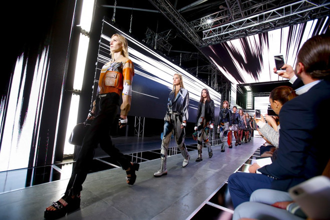 Những show diễn thời trang "độc nhất vô nhị" chỉ có ở Paris ảnh 23