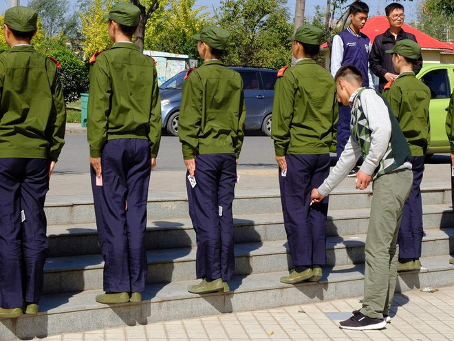 [Photo] "Toát mồ hôi" với lớp học quốc phòng của sinh viên Trung Quốc ảnh 1