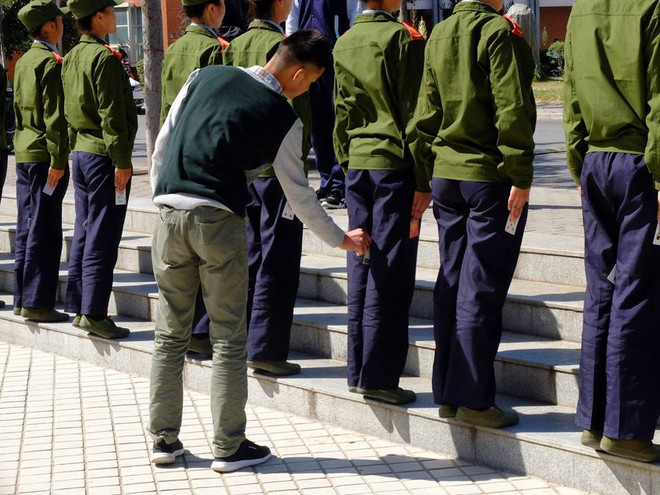 [Photo] "Toát mồ hôi" với lớp học quốc phòng của sinh viên Trung Quốc ảnh 2