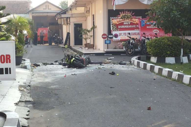 Indonesia: Đánh bom liều chết nhằm vào đồn cảnh sát ở Java ảnh 1