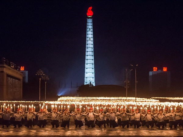 [Video] "Biển đuốc" rực rỡ trong lễ diễu binh của Triều Tiên ảnh 1