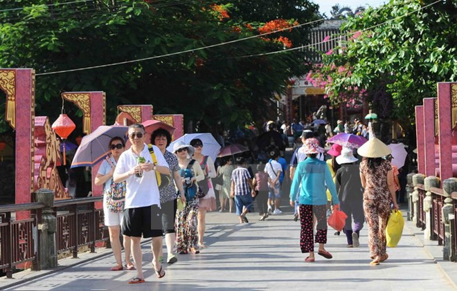 [Video] Du khách Trung Quốc ứng xử thiếu văn minh tại Việt Nam ảnh 1