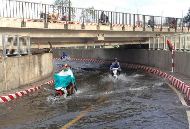 Gầm chui cầu Bình Triệu ngập sâu, ùn tắc cục bộ trước bến xe miền Đông ảnh 1