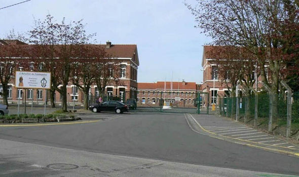 Nghi phạm lao xe vào cổng doanh trại quân đội Bỉ đã bị bắt ảnh 1