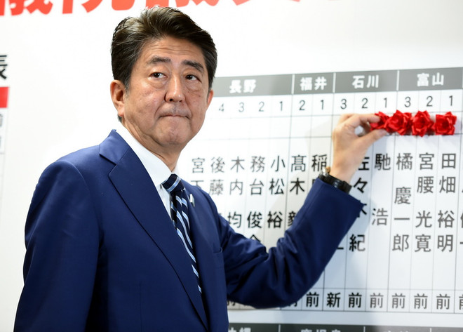 Thủ tướng Shinzo Abe công bố chính sách sau thắng cử vang dội ảnh 1