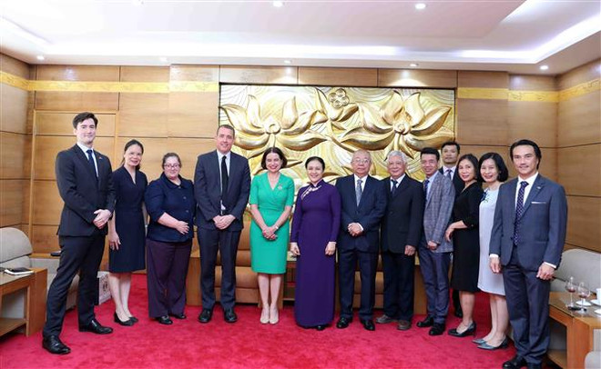 Các đại biểu chụp ảnh lưu niệm tại Lễ trao tặng Kỷ niệm chương "Vì hòa bình, hữu nghị giữa các dân tộc" cho Đại sứ Đặc mệnh toàn quyền Australia tại Việt Nam Robyn Mudie (áo xanh), tại Hà Nội, ngày 7/6/2022. (Ảnh: An Đăng/TTXVN) Trao kỷ niệm chương vì sự nghiệp môi trường cho Đại sứ Australia ảnh 1