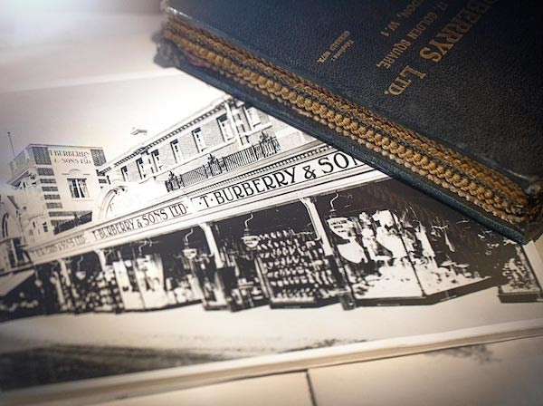 Những bí mật của hãng thời trang 158 năm tuổi Burberry ảnh 2