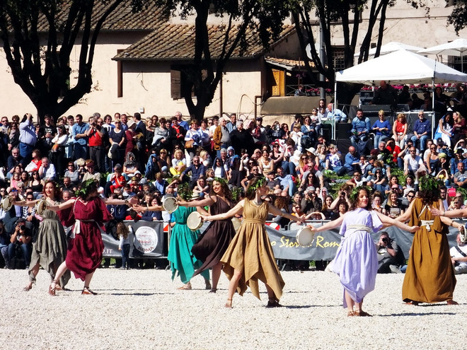 Sống trong khung cảnh La Mã cổ đại ngay giữa thành Rome hiện tại ảnh 10