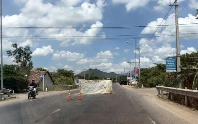 Bình Định: Khối đá 10 tấn văng ra đường sau va chạm xe đầu kéo ảnh 1