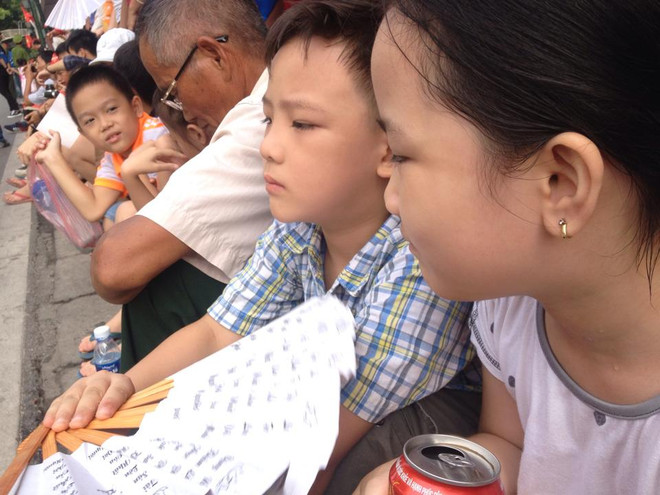 [Photo] Hà Nội: Hàng vạn người háo hức đợi đoàn diễu binh ảnh 7