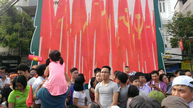 [Photo] Hà Nội: Hàng vạn người háo hức đợi đoàn diễu binh ảnh 4